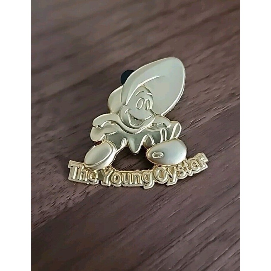 M&P Japan 100 Relief Series The Young Oyster Alice Goldtone Le 500 Disney Pin